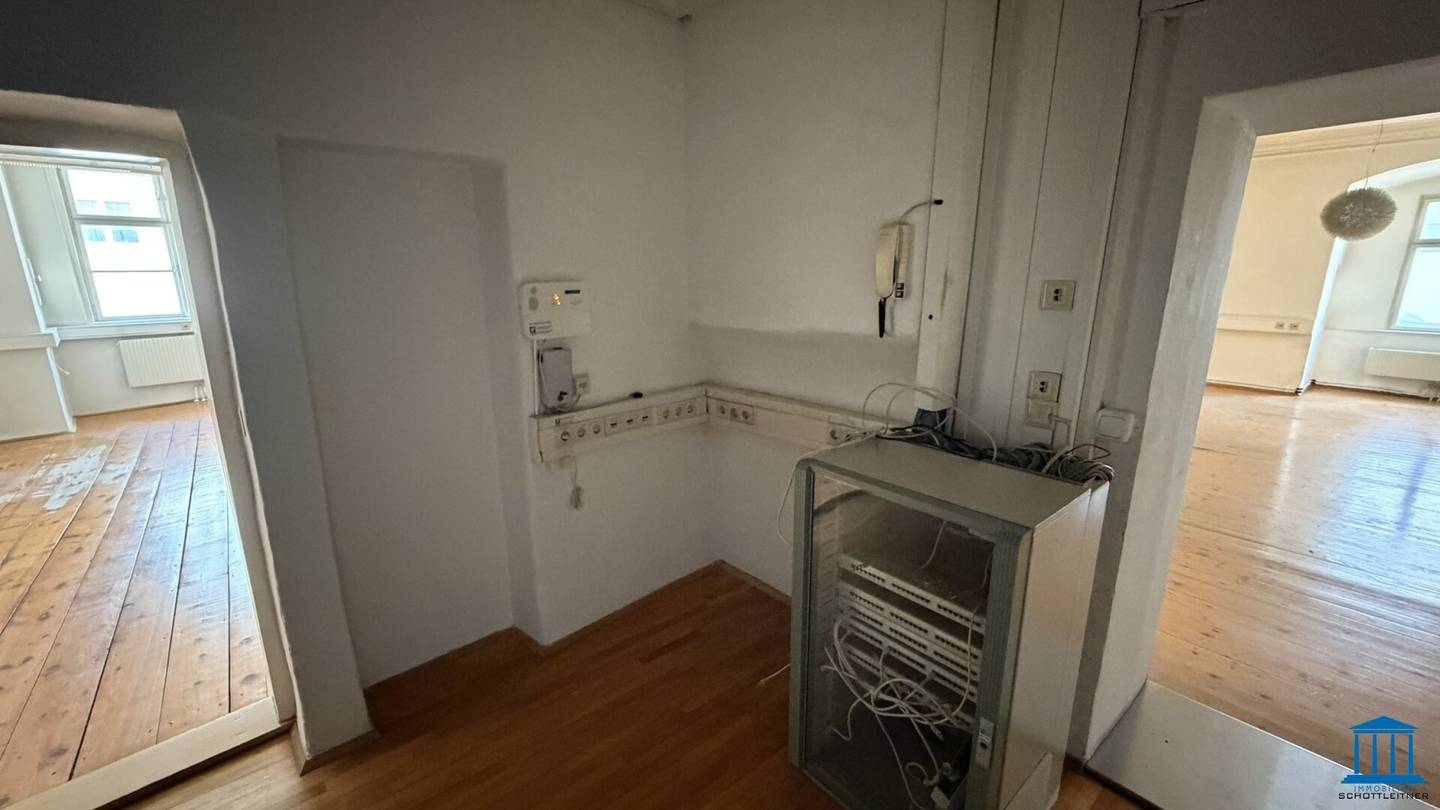 Charmantes Büro mit ALTBAU-Charakter in bester Innenstadtlage – PARKPLATZ-Option(en) im Innenhof!