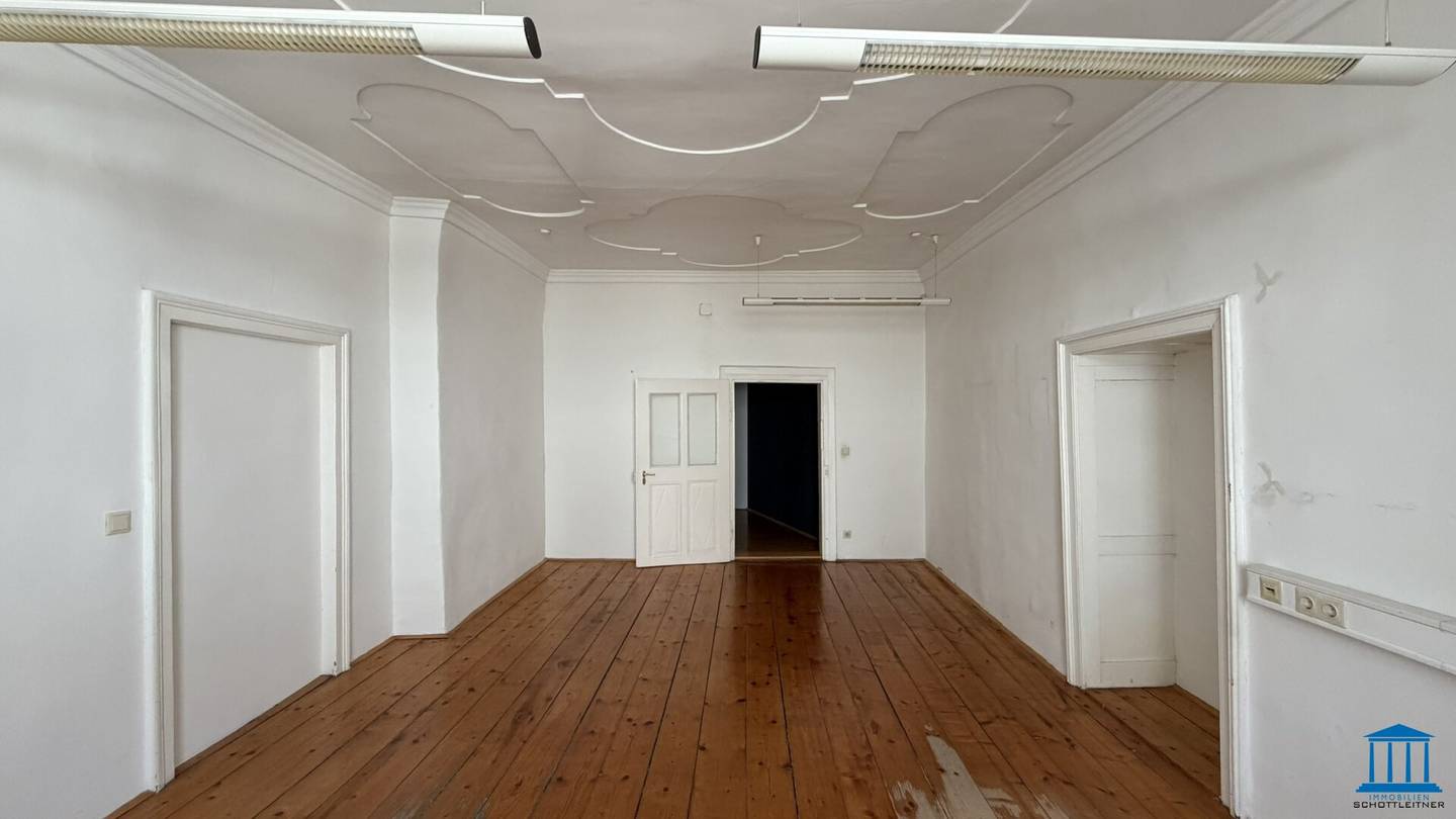 Charmantes Büro mit ALTBAU-Charakter in bester Innenstadtlage – PARKPLATZ-Option(en) im Innenhof!