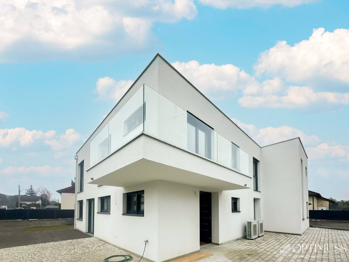 Exklusive Doppelhaushälfte in zentraler Ruhelage von Strasshof an der Nordbahn mit Eigengarten, Terrasse & perfekter Raumaufteilung!!