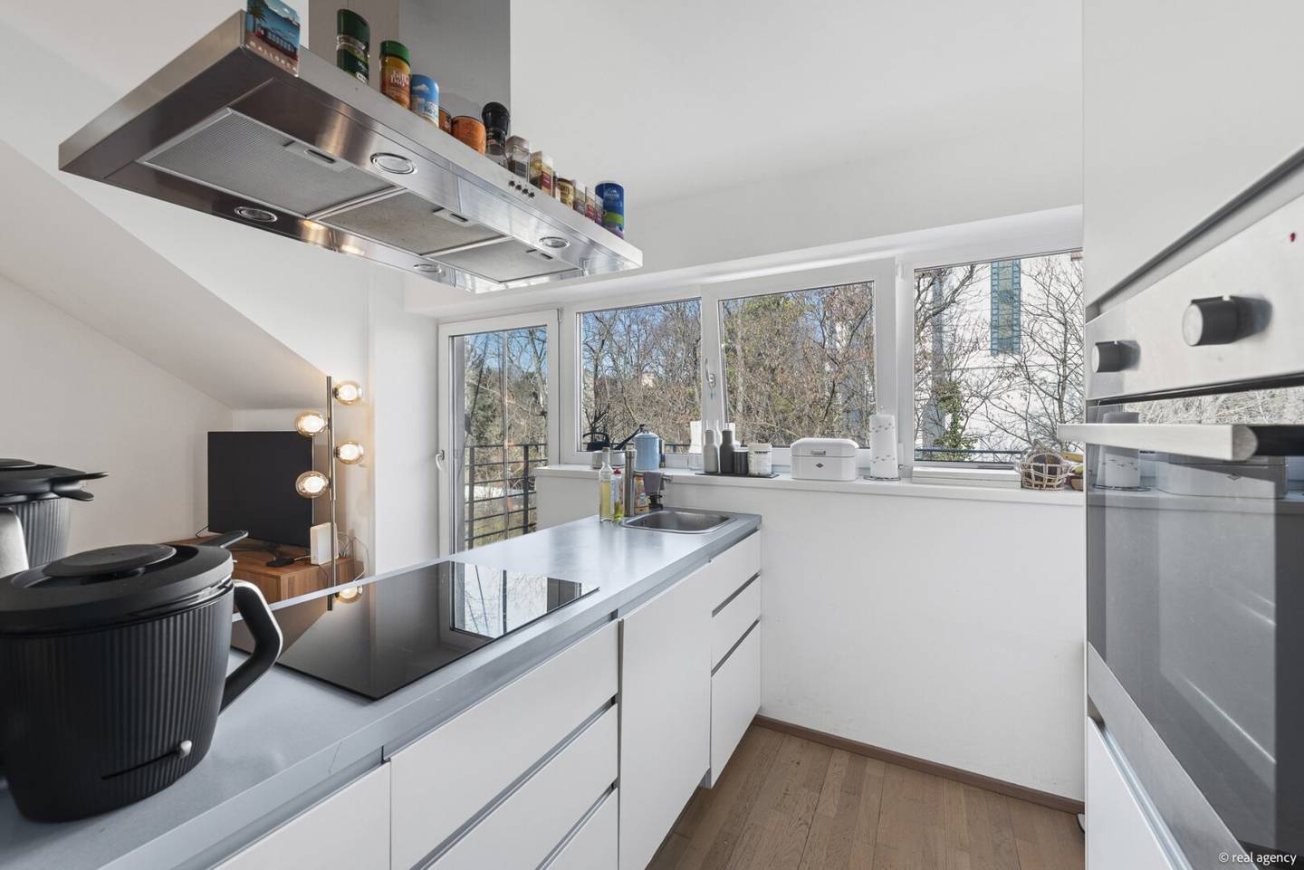 Döbling: Charmante 2,5 - Zimmer-DG-Wohnung mit Galerie & Balkon