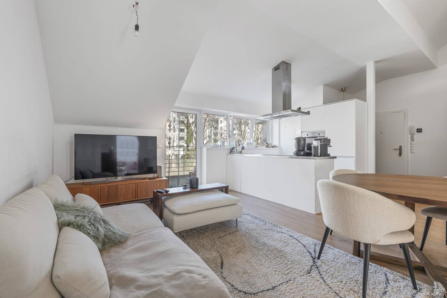 Döbling: Charmante 2,5 - Zimmer-DG-Wohnung mit Galerie & Balkon