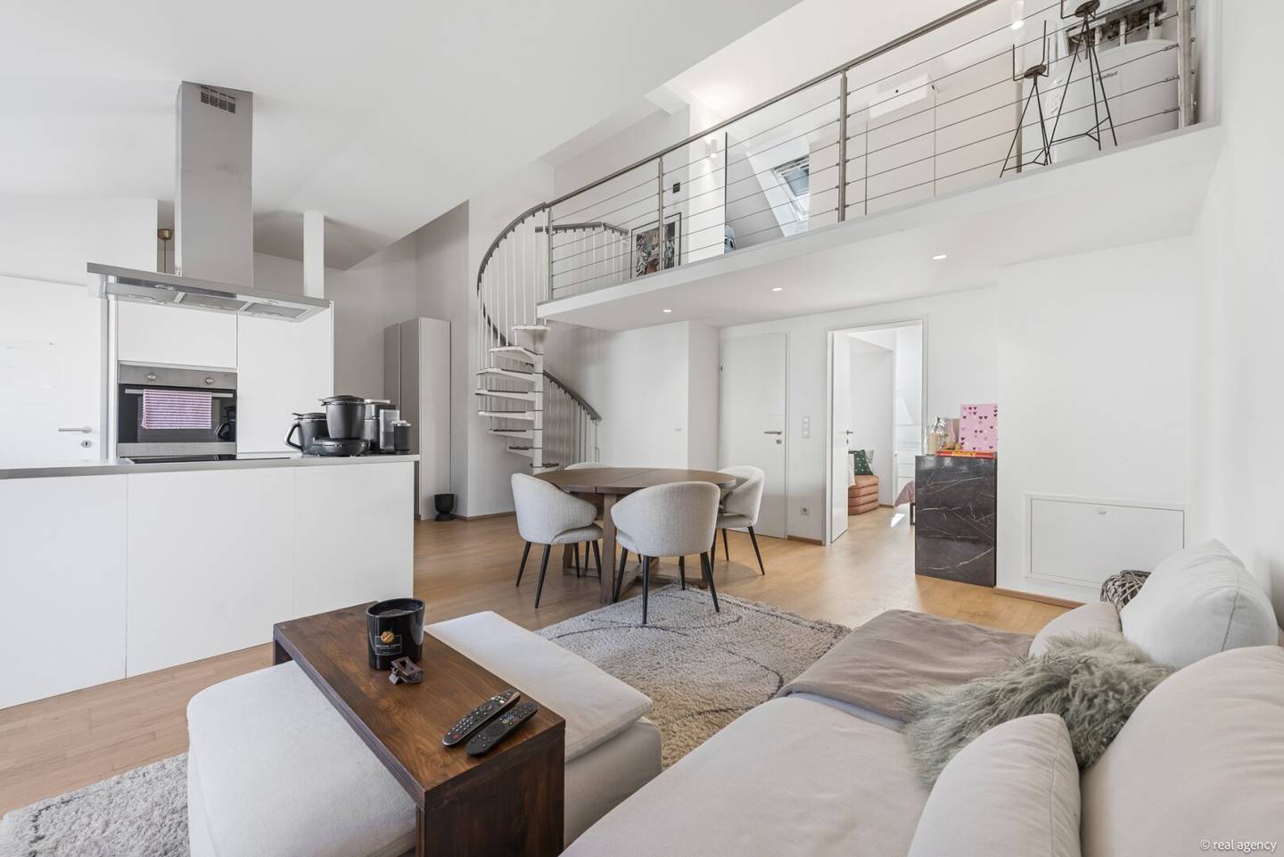 Döbling: Charmante 2,5 - Zimmer-DG-Wohnung mit Galerie & Balkon
