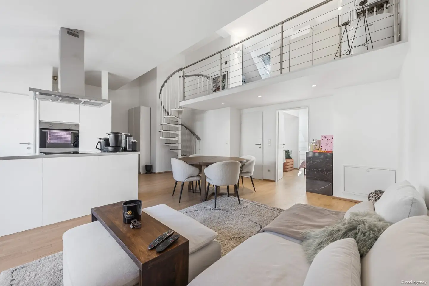Döbling: Charmante 2,5 - Zimmer-DG-Wohnung mit Galerie & Balkon