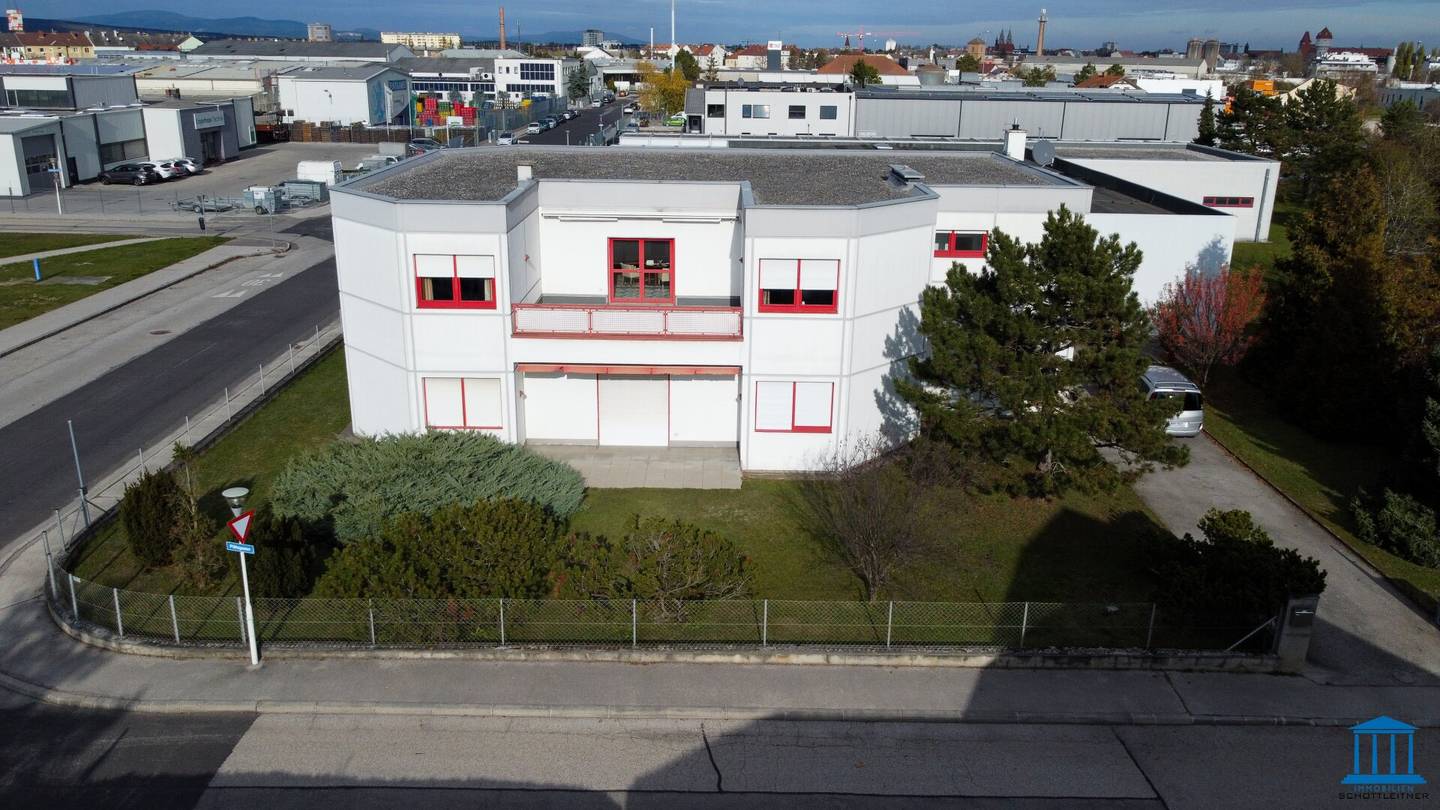 Hochwertig ausgestattetes Büro mit anschließender Halle - ausreichend Parkflächen am Areal!