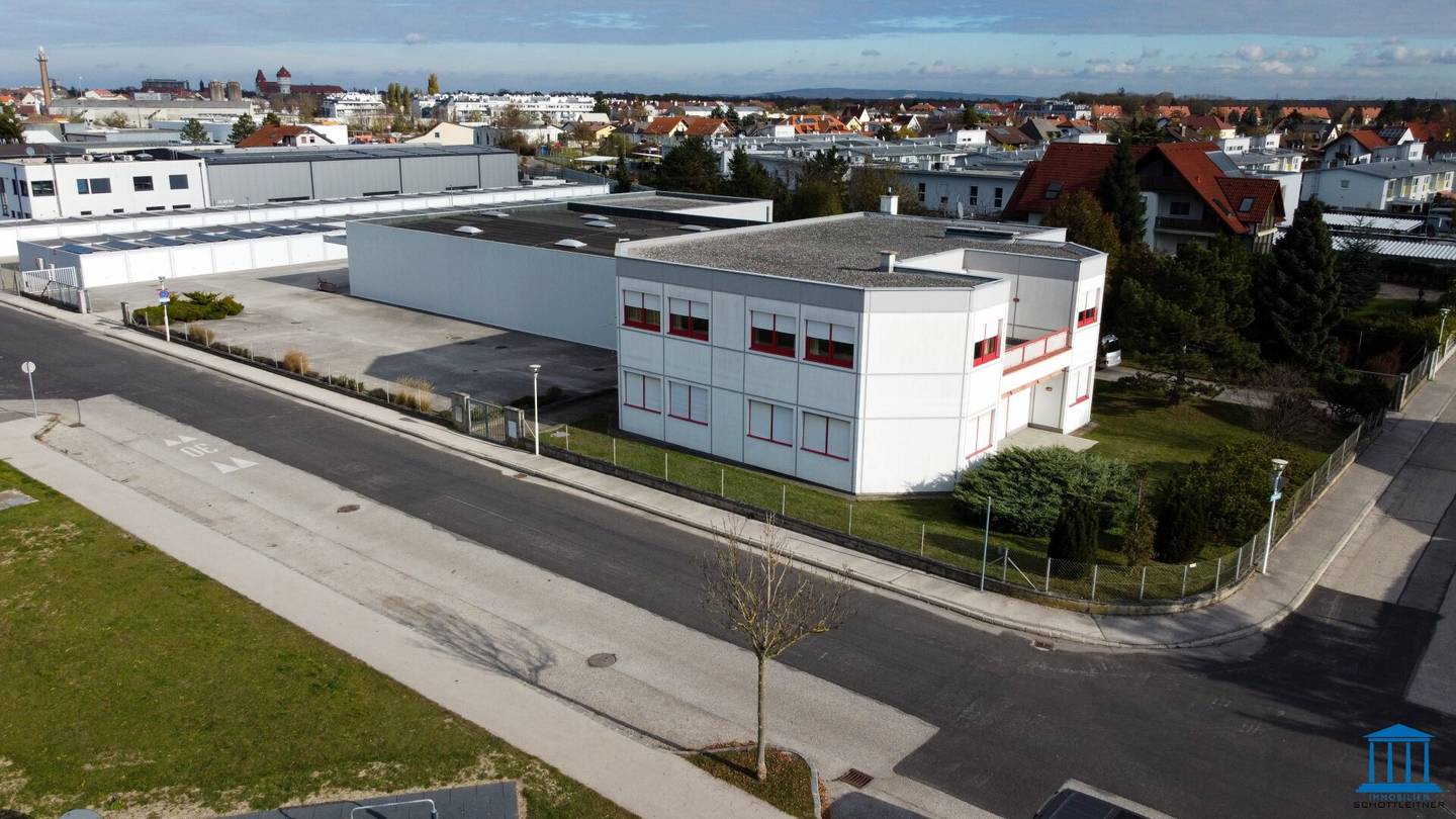 Hochwertig ausgestattetes Büro mit anschließender Halle - ausreichend Parkflächen am Areal!