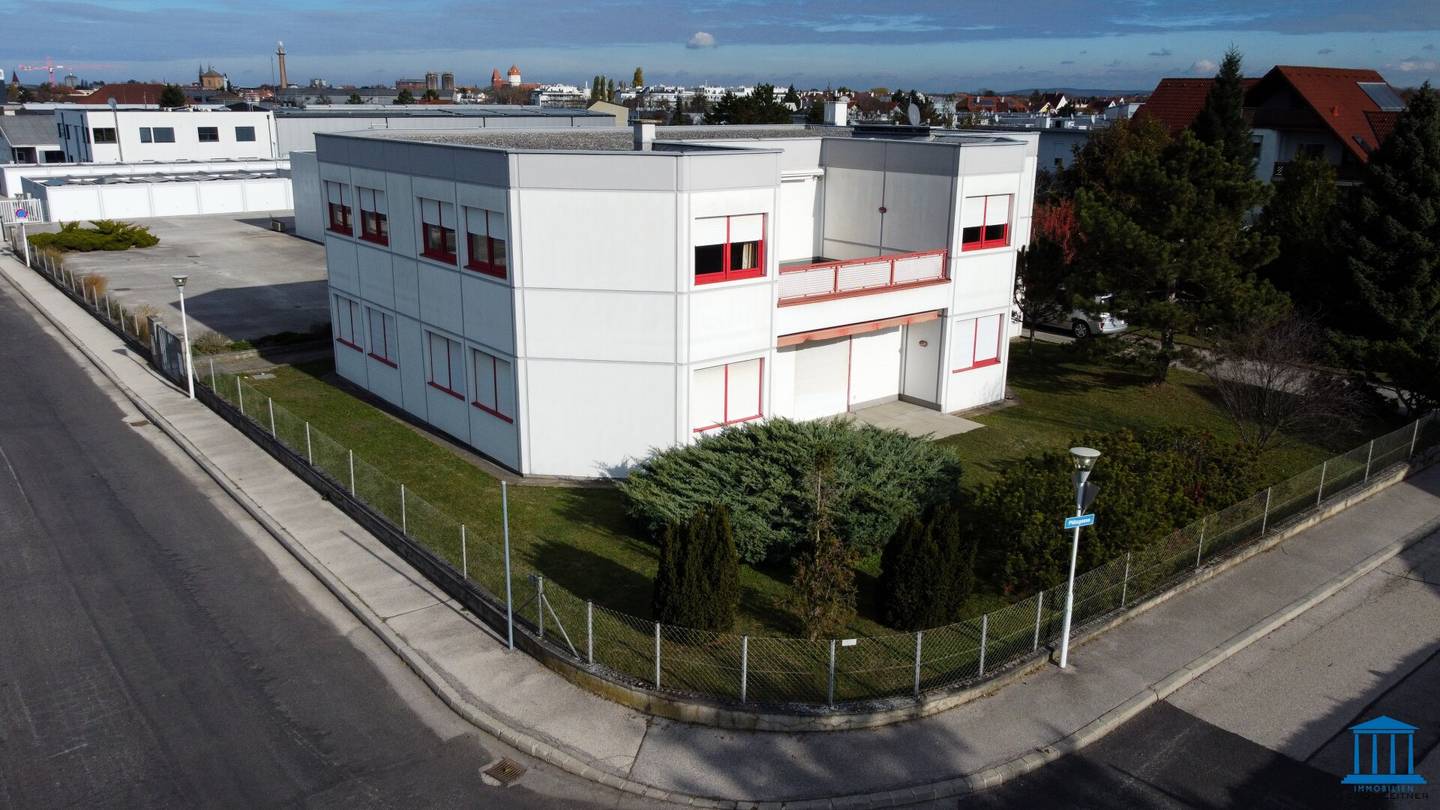 Hochwertig ausgestattetes Büro mit anschließender Halle - ausreichend Parkflächen am Areal!