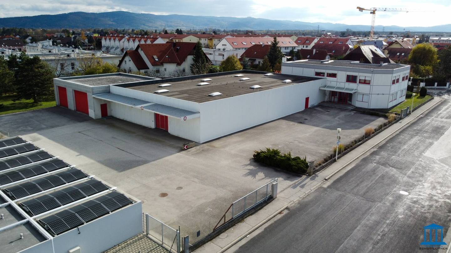 Hochwertig ausgestattetes Büro mit anschließender Halle - ausreichend Parkflächen am Areal!