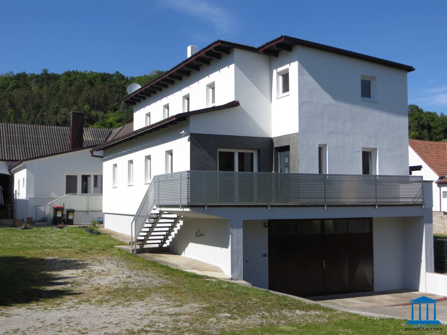Großes Grundstück mit zwei Häusern und Gasthaus im Zentrum von Wiesen