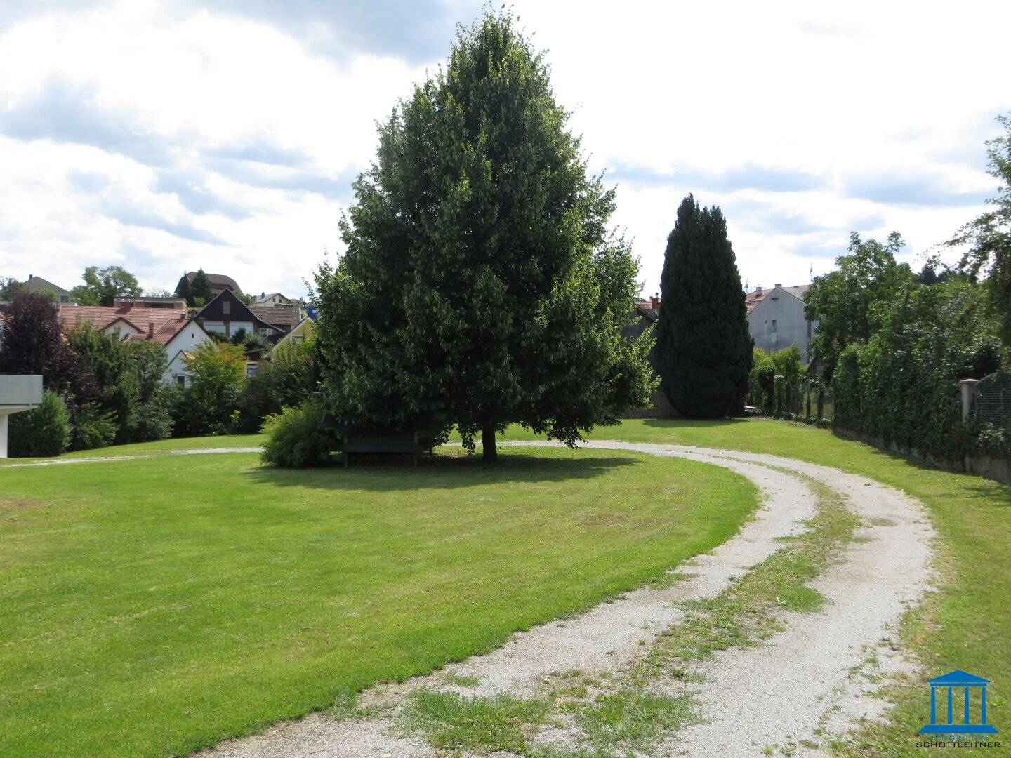 Großes Grundstück mit zwei Häusern und Gasthaus im Zentrum von Wiesen