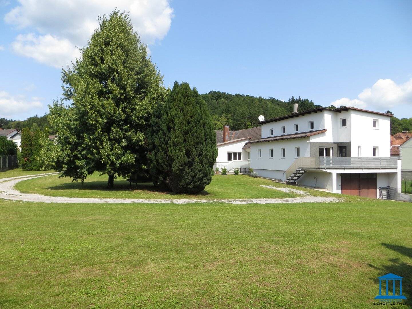 Großes Grundstück mit zwei Häusern und Gasthaus im Zentrum von Wiesen
