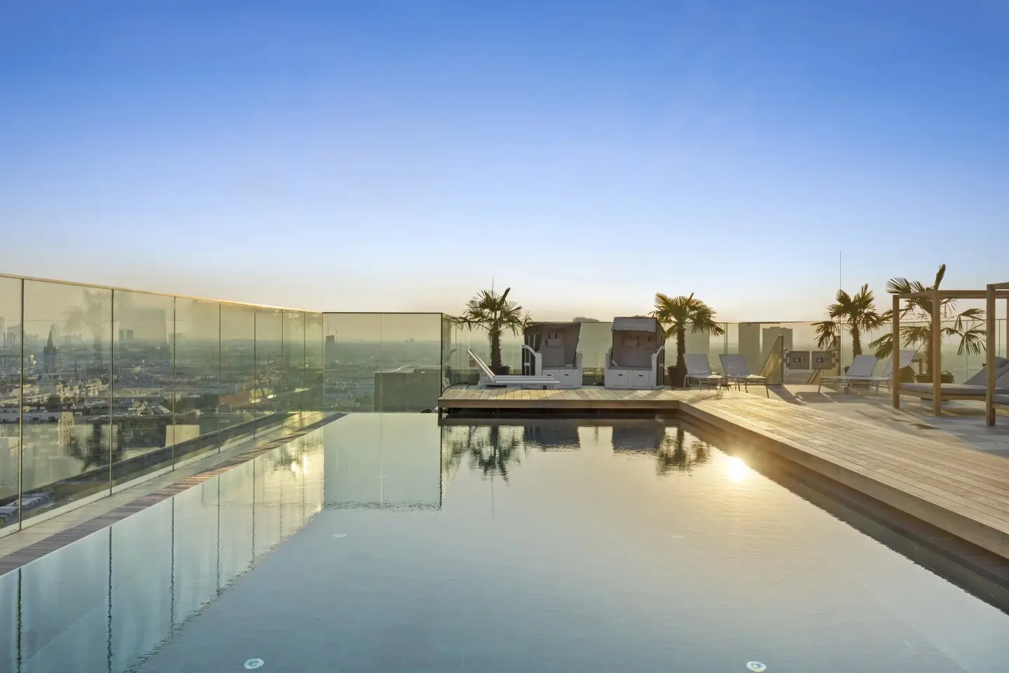 * Work * Gym * Swim * Dein Arbeitsplatz im modernsten Startup-Hub mit Sky-Pool & Fitnessstudio!