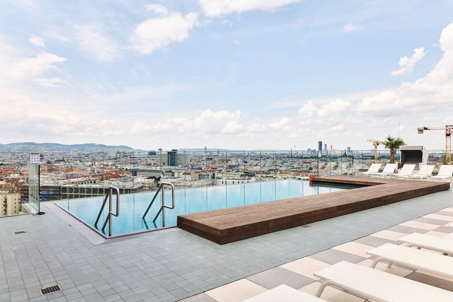 * Work * Gym * Swim * Dein Arbeitsplatz im modernsten Startup-Hub mit Sky-Pool & Fitnessstudio!