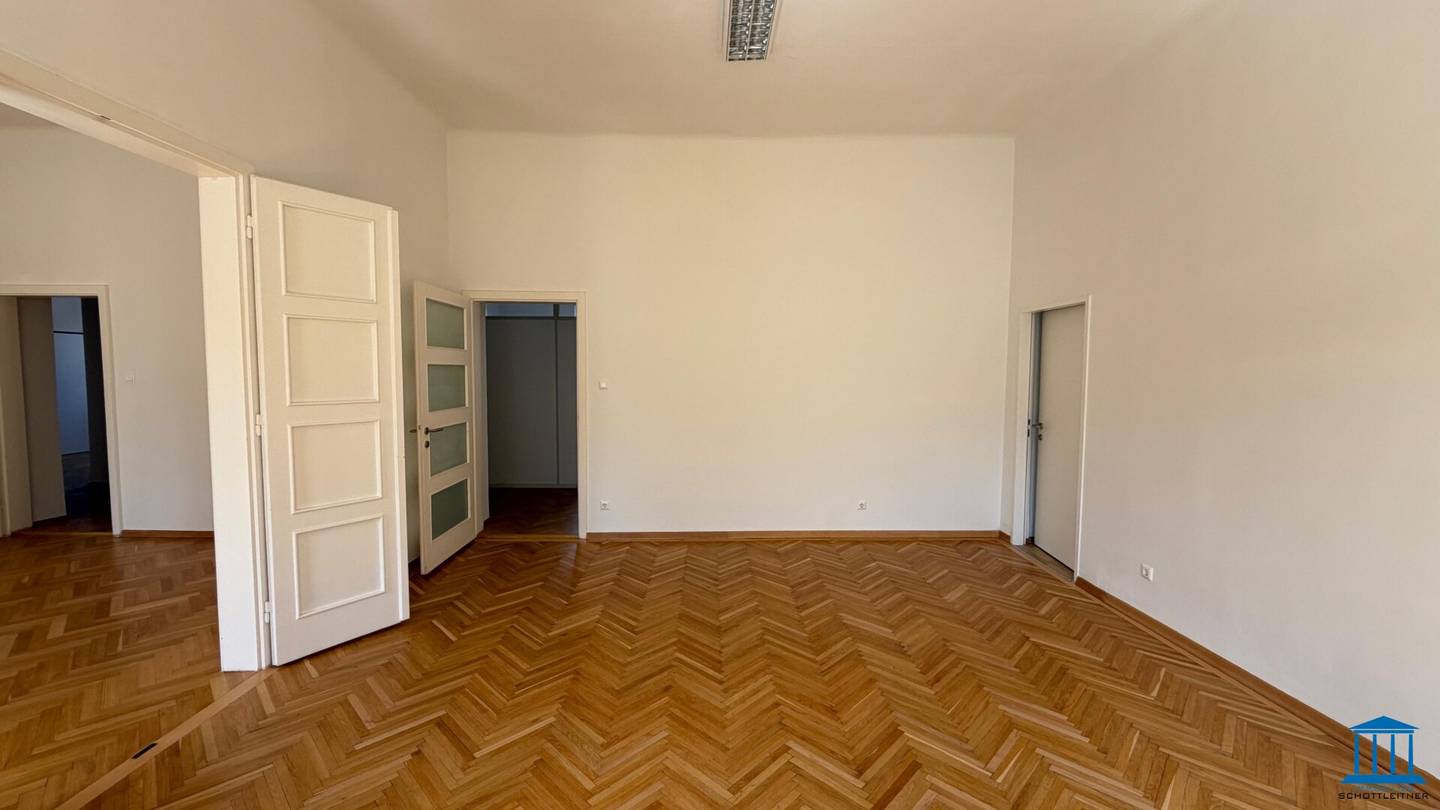 ALTBAU-Charakter - Großzügiges Büro im 1. Liftstock mit Parkplatz-Optionen Im Innenhof (Top 5 im 1. Liftstock) - Erweiterungsoption via Top 1!