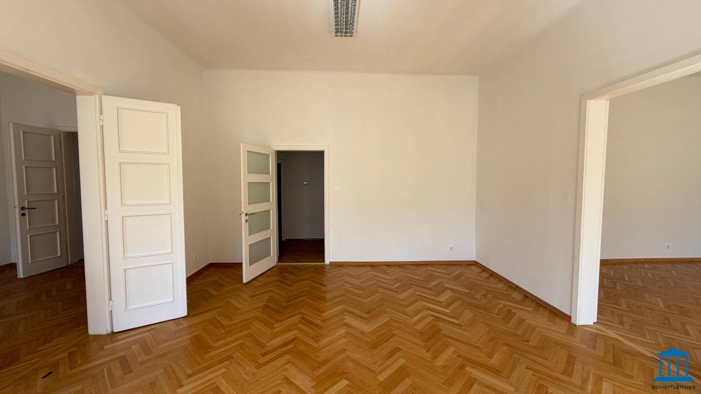 ALTBAU-Charakter - Großzügiges Büro im 1. Liftstock mit Parkplatz-Optionen Im Innenhof (Top 5 im 1. Liftstock) - Erweiterungsoption via Top 1!