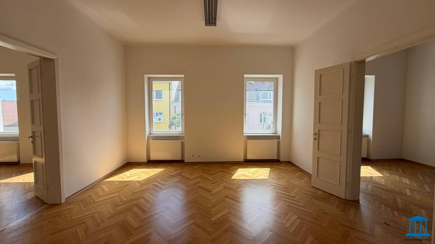 ALTBAU-Charakter - Großzügiges Büro im 1. Liftstock mit Parkplatz-Optionen Im Innenhof (Top 5 im 1. Liftstock) - Erweiterungsoption via Top 1!