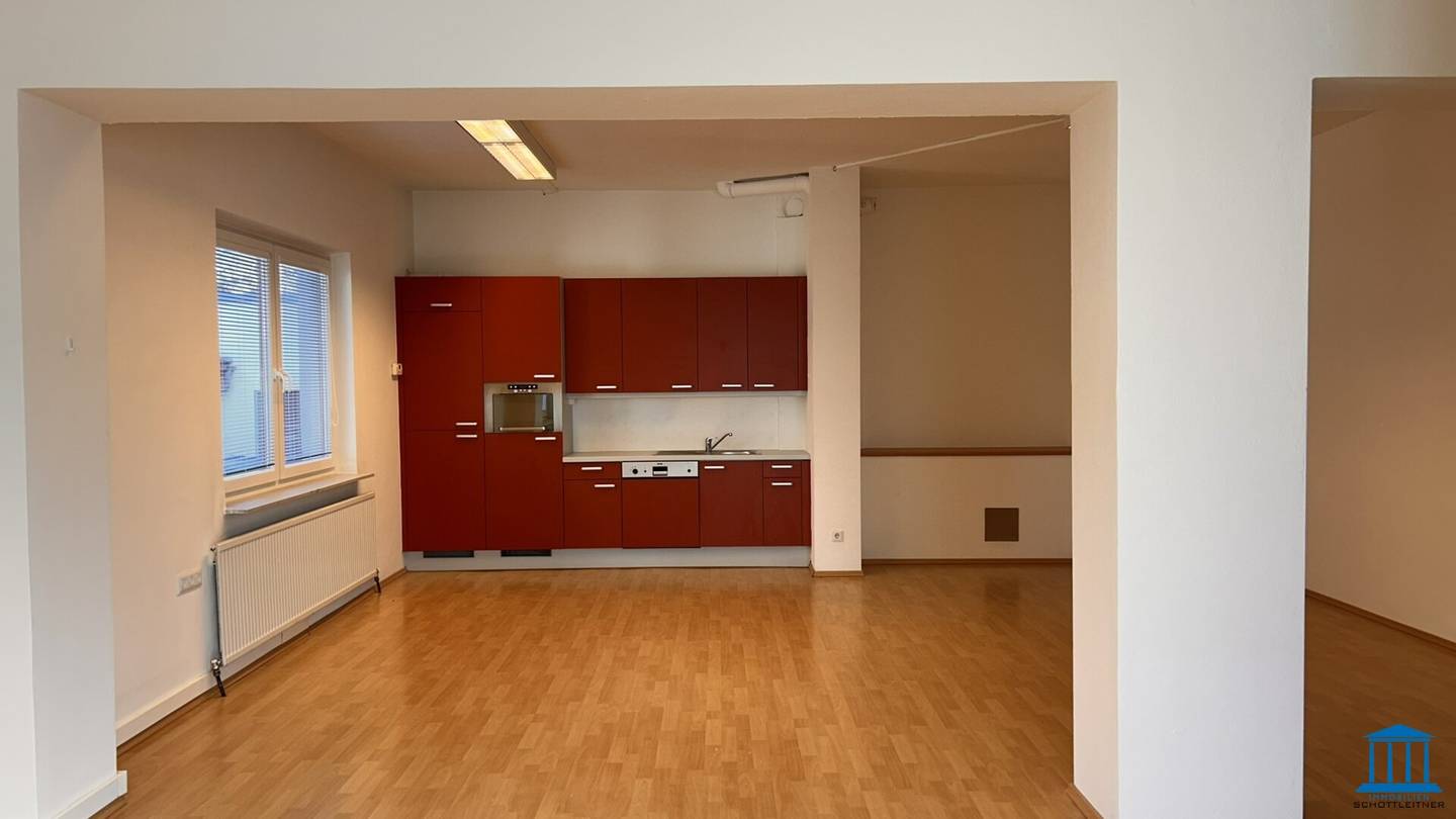 Helles Büro mit Einbauküche im Zehnerviertel – nahe dem Wr. Neustädter Hauptbahnhof