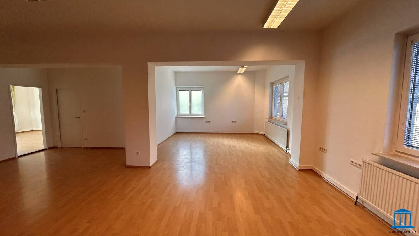 Helles Büro mit Einbauküche im Zehnerviertel – nahe dem Wr. Neustädter Hauptbahnhof