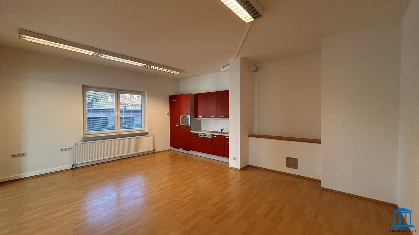 Helles Büro mit Einbauküche im Zehnerviertel – nahe dem Wr. Neustädter Hauptbahnhof