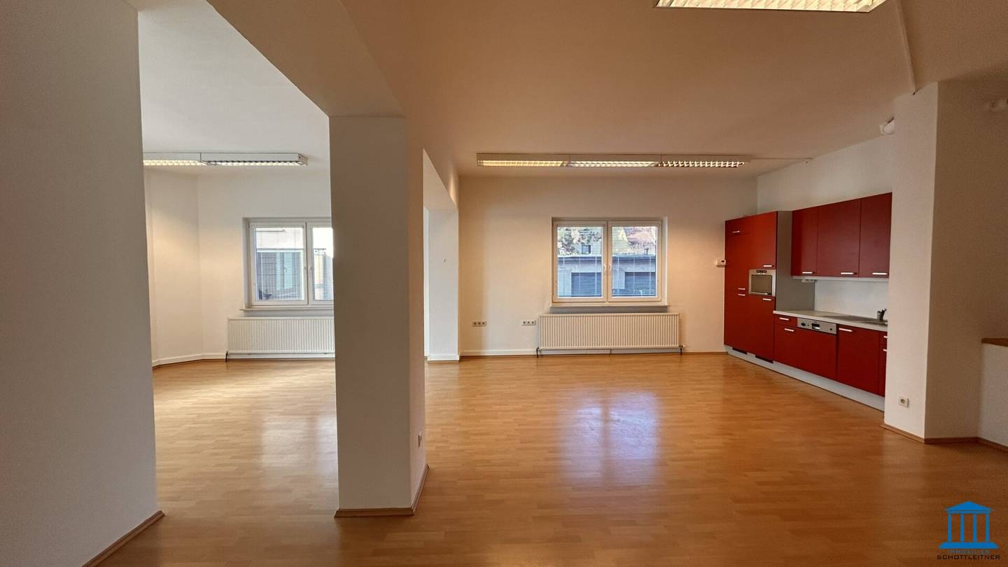 Helles Büro mit Einbauküche im Zehnerviertel – nahe dem Wr. Neustädter Hauptbahnhof