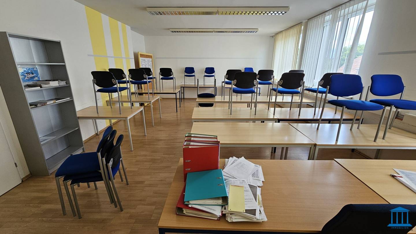 Gut aufgeteilte Büro-/ Schulungsflächen im 1. Stock mit Parkplatz-Option in Zentrumsrandlage (Top 6)