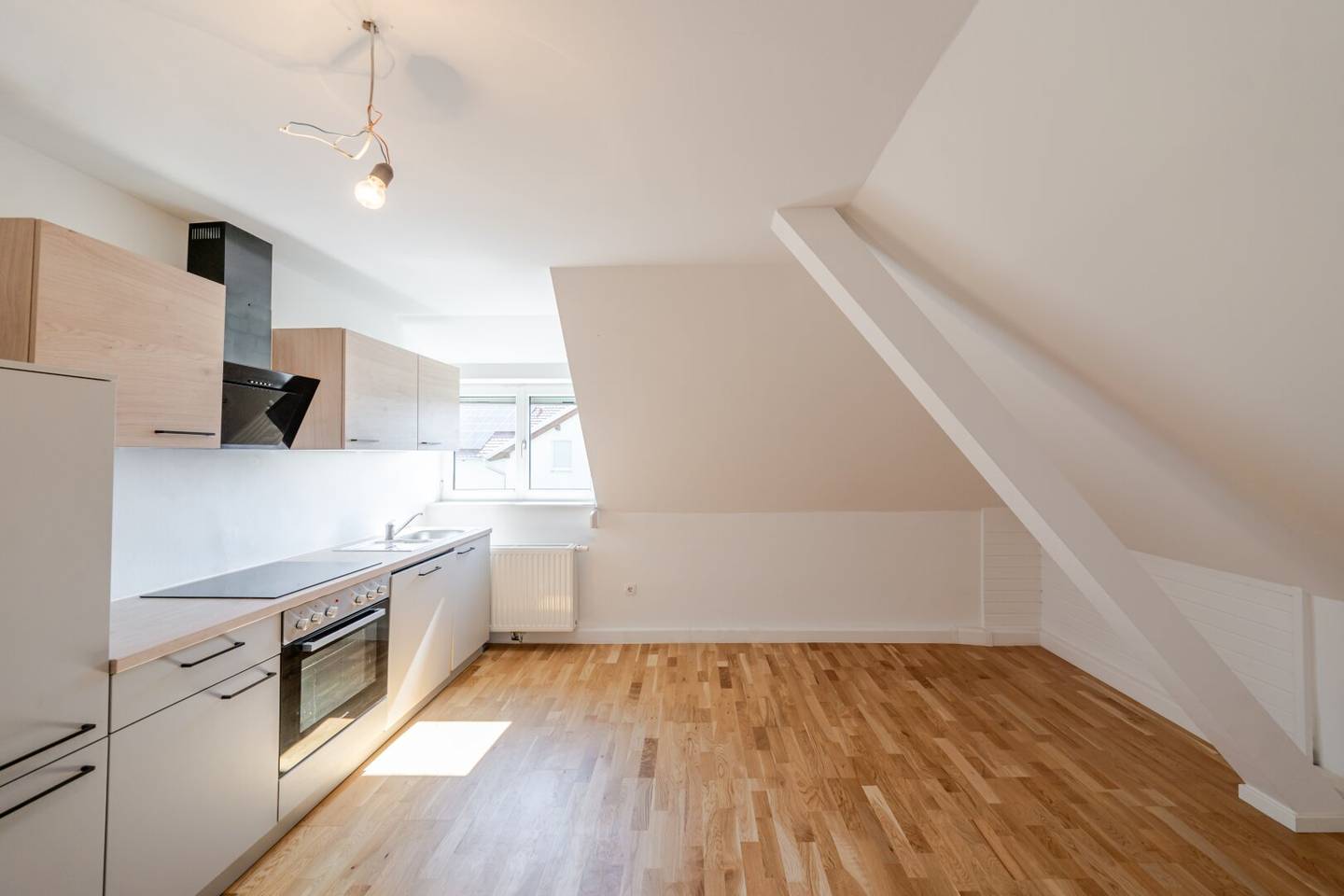 Modern Sanierte 2-Zimmer-Wohnung mit großem 158 m² Eigengarten