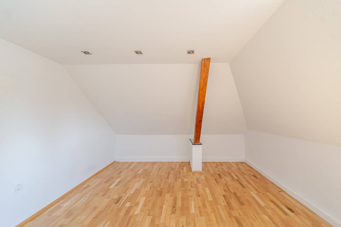 Modern Sanierte 2-Zimmer-Wohnung mit großem 158 m² Eigengarten