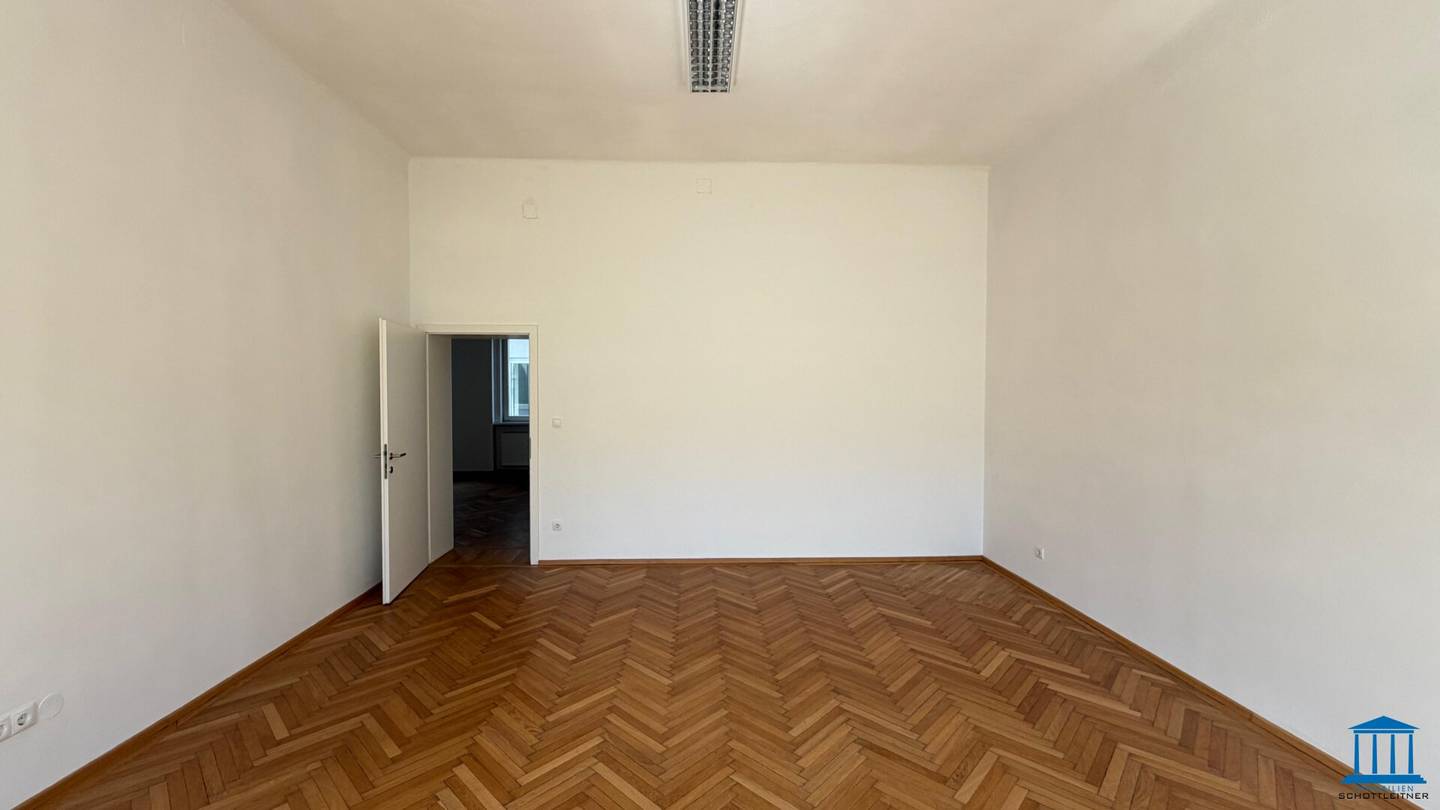 Gepflegtes Büro mit Teeküche und gem. Terrassennutzung - Parkplätze OPTIONAL (Top 4 im 1. Liftstock)