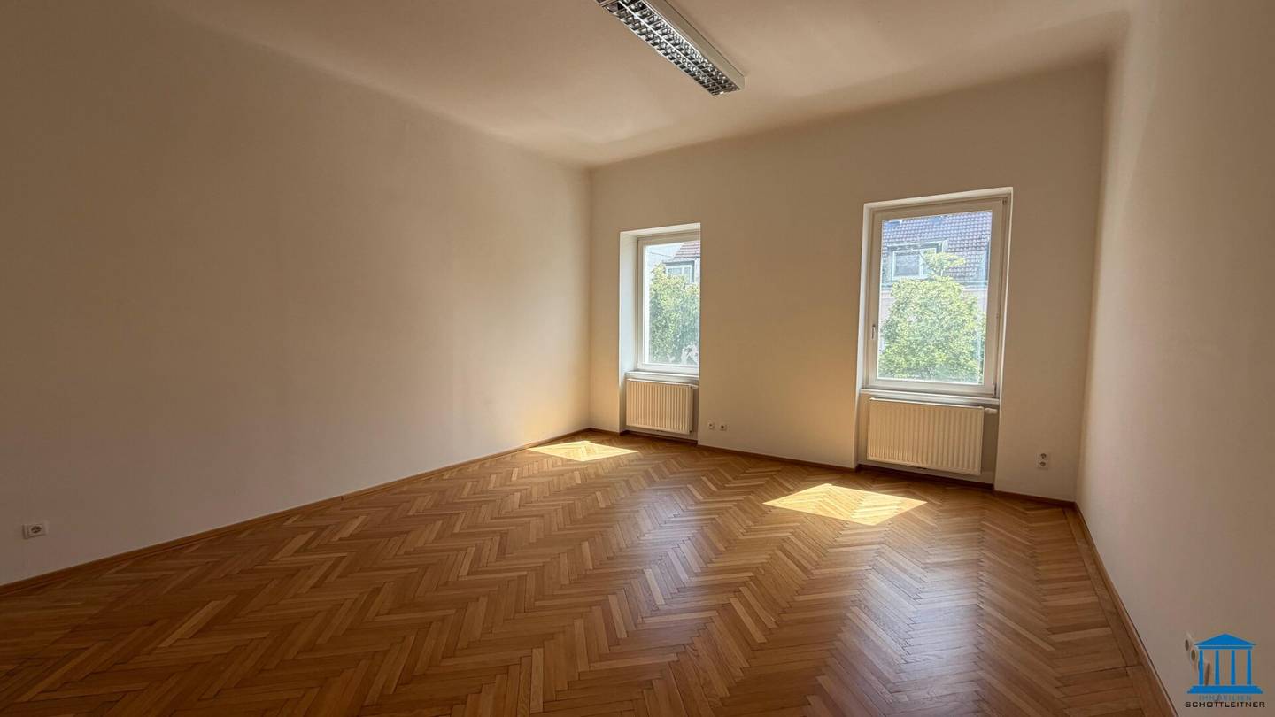 Gepflegtes Büro mit Teeküche und gem. Terrassennutzung - Parkplätze OPTIONAL (Top 4 im 1. Liftstock)