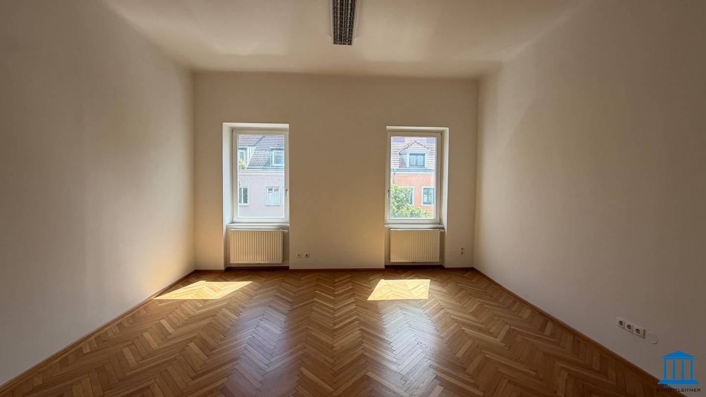 Gepflegtes Büro mit Teeküche und gem. Terrassennutzung - Parkplätze OPTIONAL (Top 4 im 1. Liftstock)
