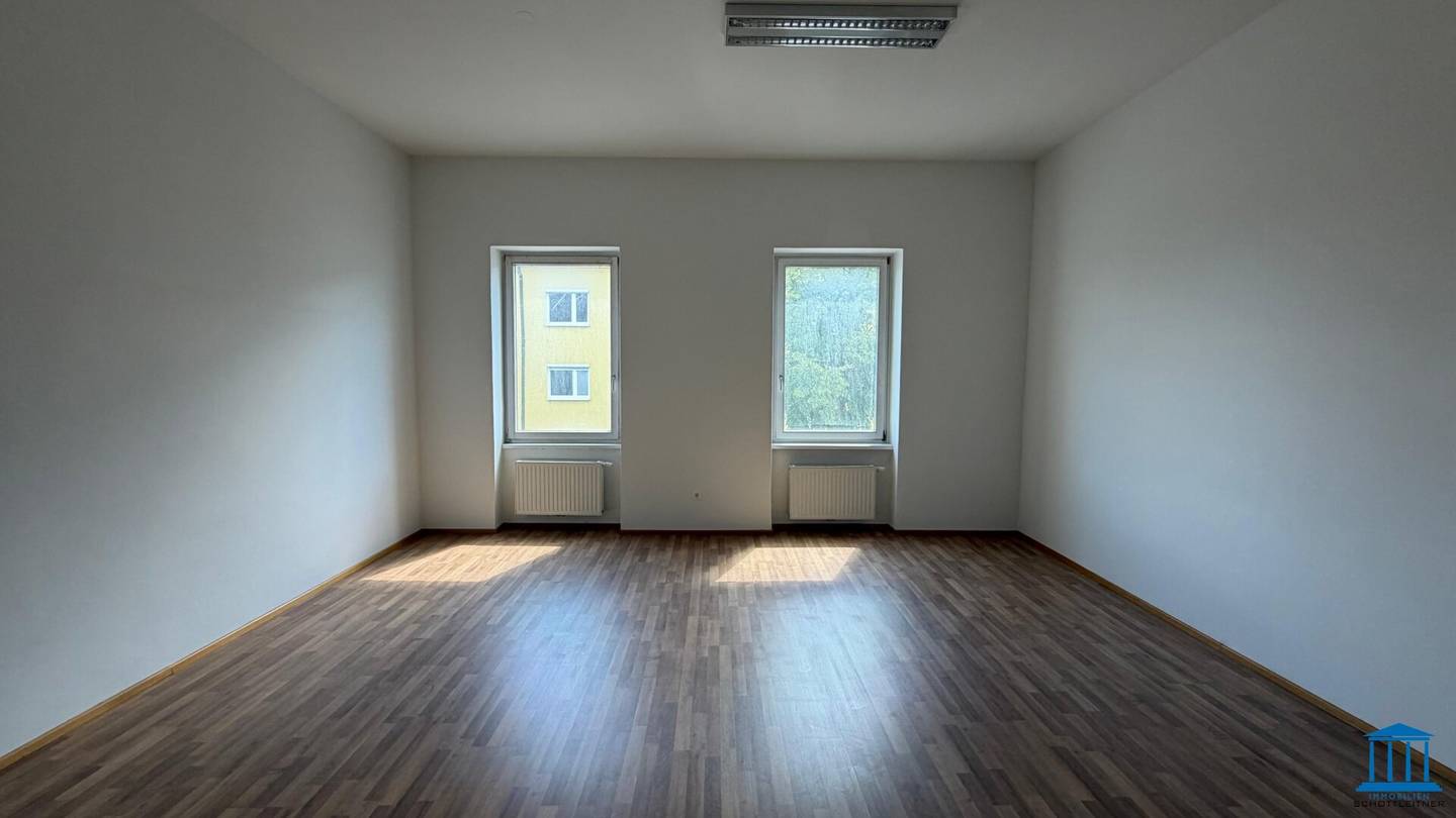 HOHE DECKEN - Bahnhofsnahes Büro mit durchdachter Raumaufteilung (Top 1 im 1. OG / ohne Lift) - Erweiterungsoption mit Lift!