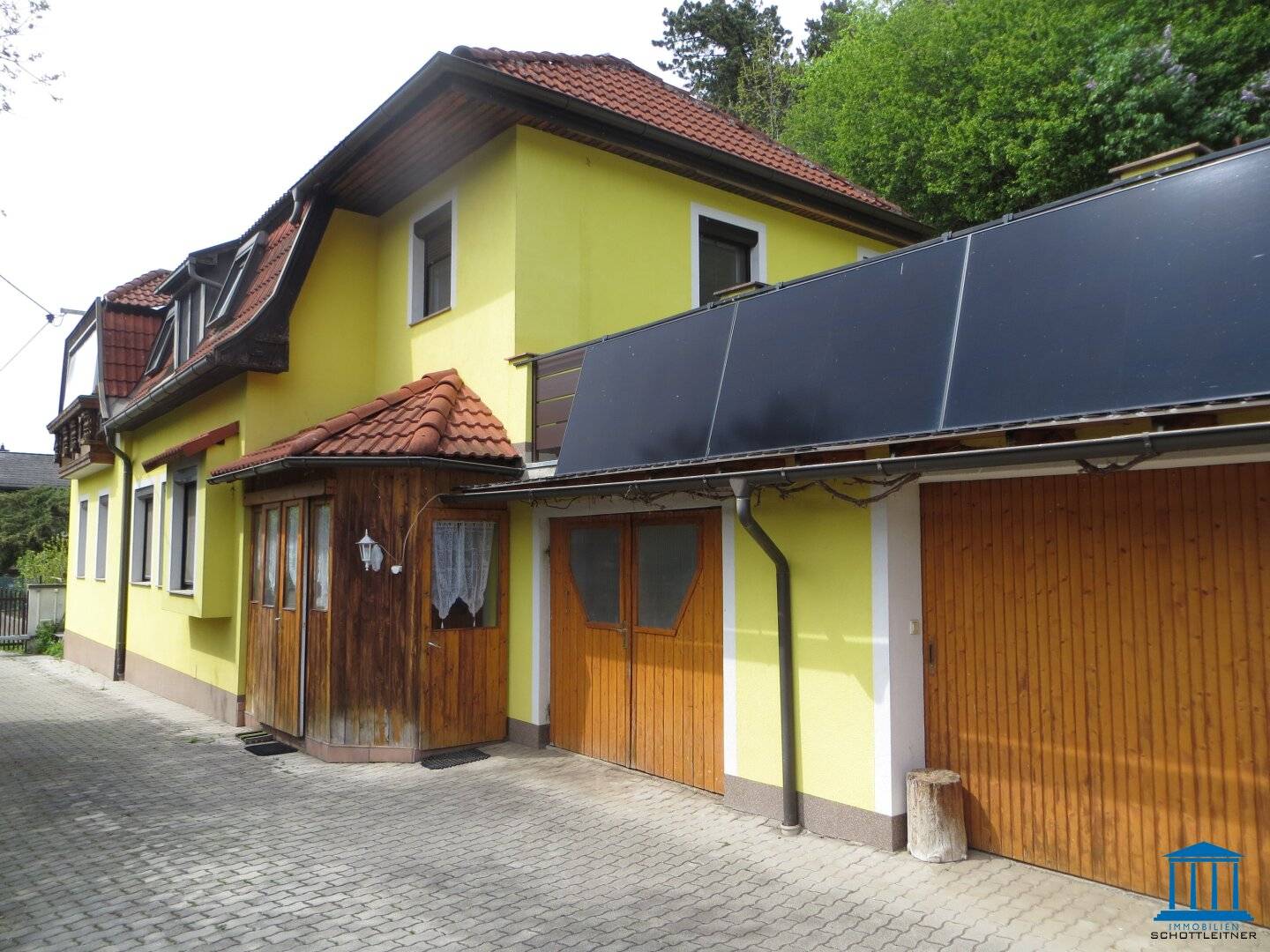 Wohnhaus mit Nebengebäuden in Höflein an der Hohen Wand