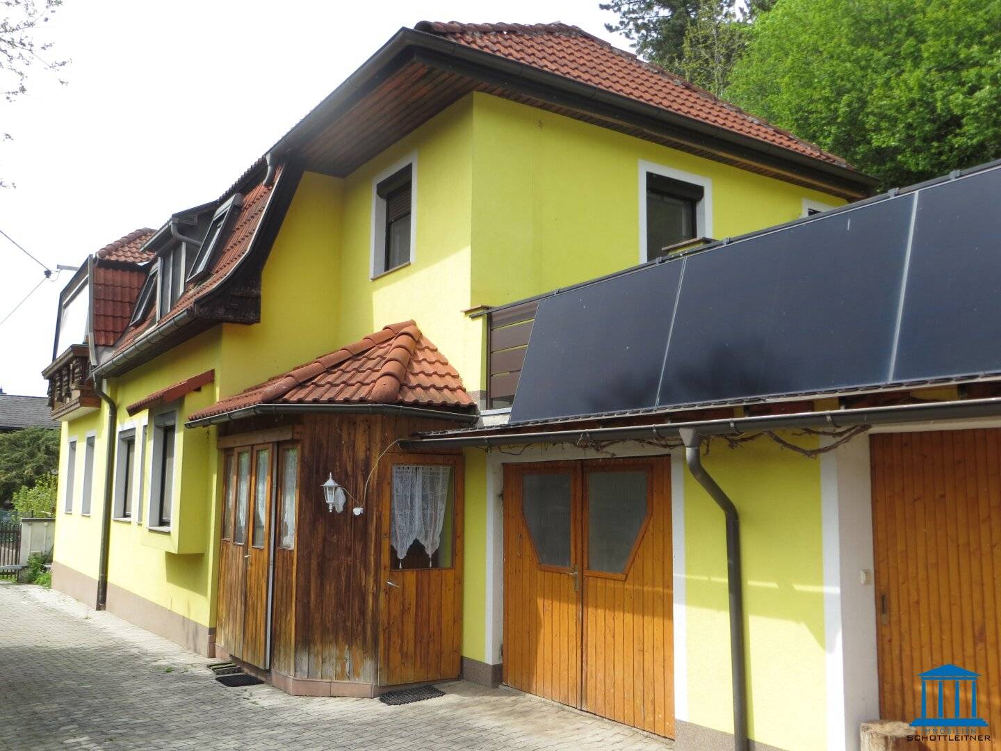 Wohnhaus mit Nebengebäuden in Höflein an der Hohen Wand