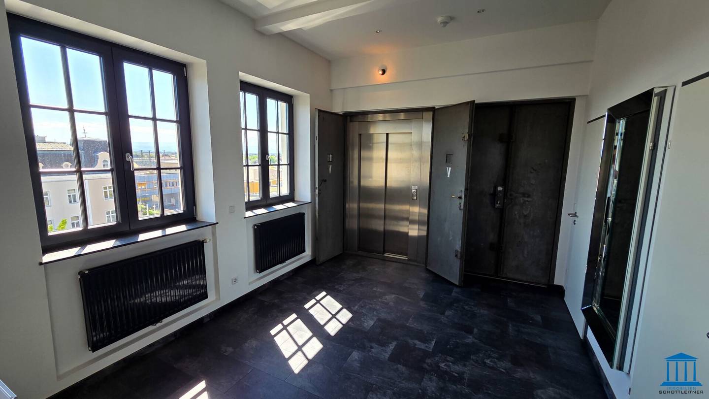 FLEXIBLE Anmietung(en) möglich / Vollmöbliertes Apartment für „Sofort-Nutzer“ / Barrierefreies Penthouse mit Fernblick direkt am Bahnhofplatz