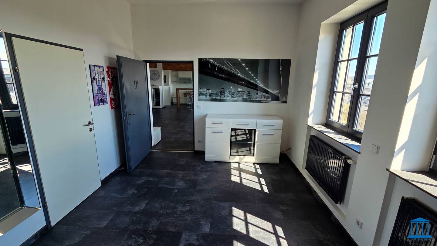 FLEXIBLE Anmietung(en) möglich / Vollmöbliertes Apartment für „Sofort-Nutzer“ / Barrierefreies Penthouse mit Fernblick direkt am Bahnhofplatz