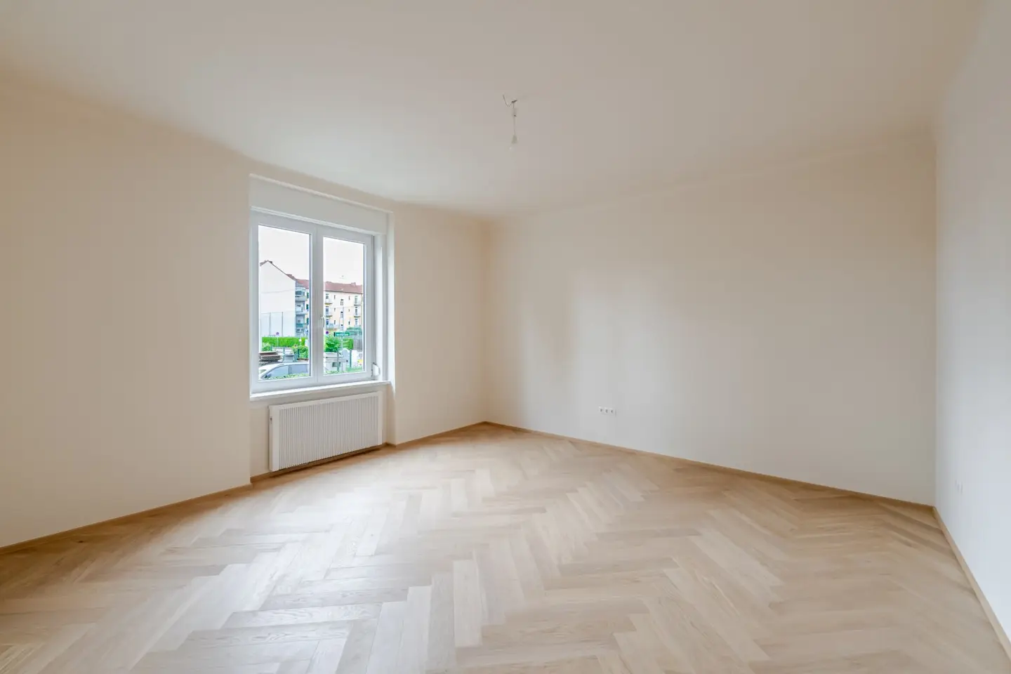 66 m² Altbau in Bestlage: Loggia, Fischgrätparkett, sofort beziehbar