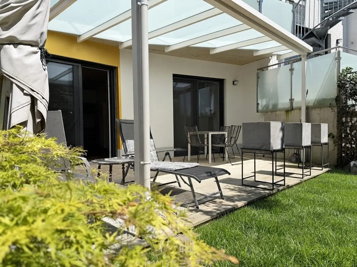 NAHE LKH: Exklusive 2-Zimmer‑Wohnung mit großer Terrasse + Gartenhaus