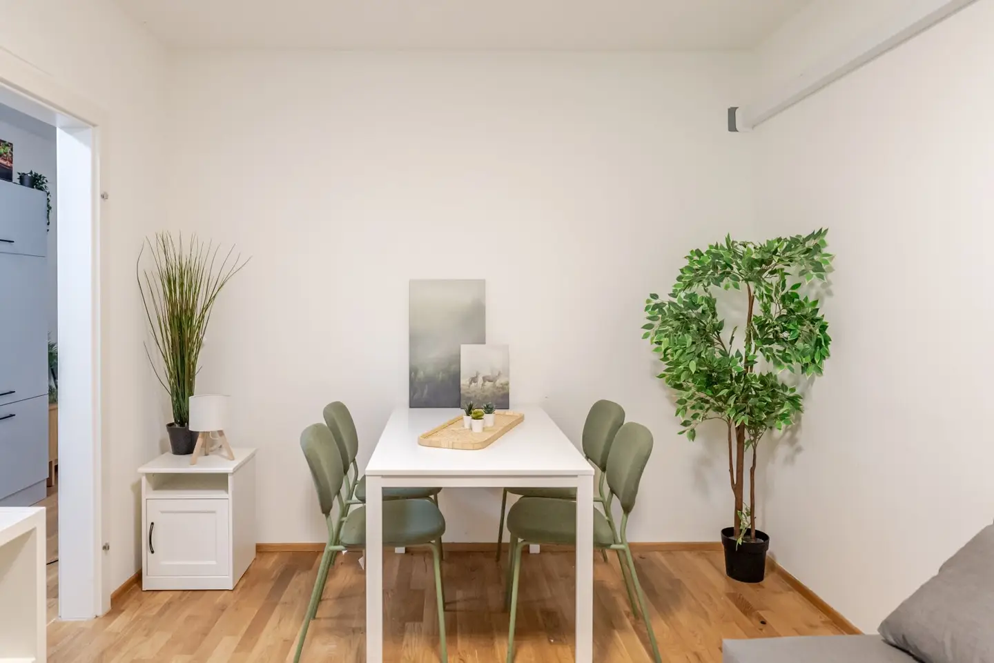 Vollrenovierte 2-Zimmer-Wohnung mit Balkon, Klimaanlage und Tiefgarage – vermietet, ca. 4,5 % Rendite