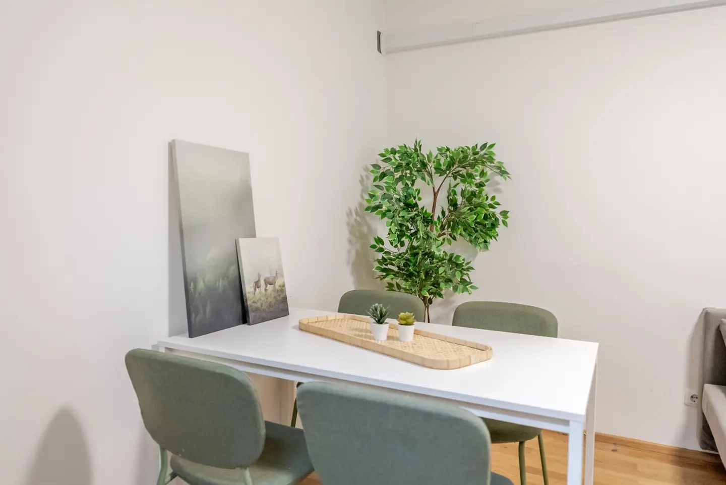 Vollrenovierte 2-Zimmer-Wohnung mit Balkon, Klimaanlage und Tiefgarage – vermietet, ca. 4,5 % Rendite
