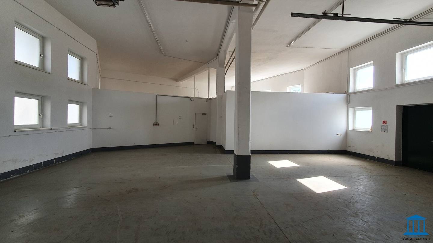 Neues, elektrisches Tor / Helle Büroflächen mit Lagerhalle nähe Auge Gottes - inkl. eigenem Parkplatz!