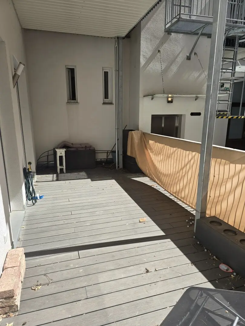 Echte Rarität - Altbauwohnung mit feiner Terrasse