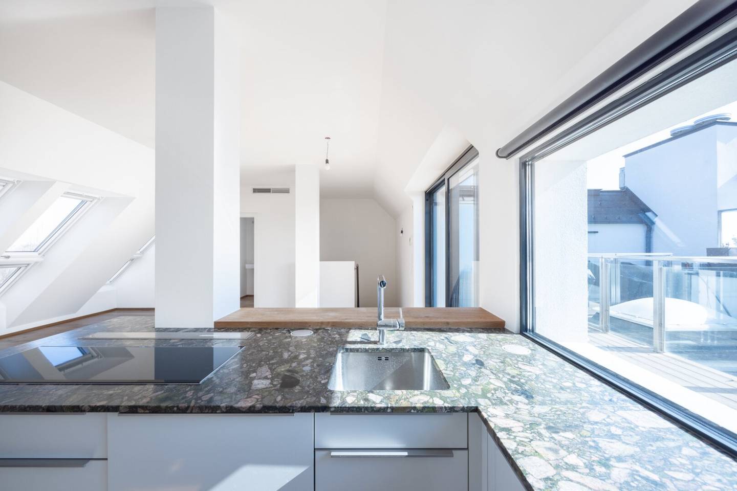 Luxuriöse Dachgeschoß-Maisonette mit 360° Grad Terrassenausblick im Servitenviertel