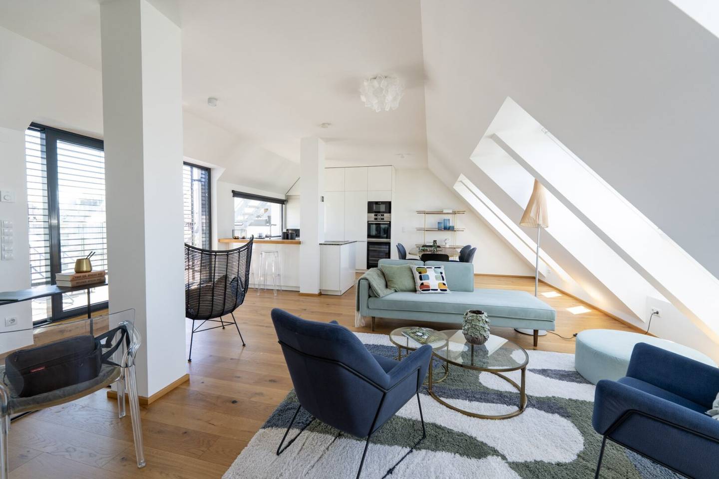 Luxuriöse Dachgeschoß-Maisonette mit 360° Grad Terrassenausblick im Servitenviertel