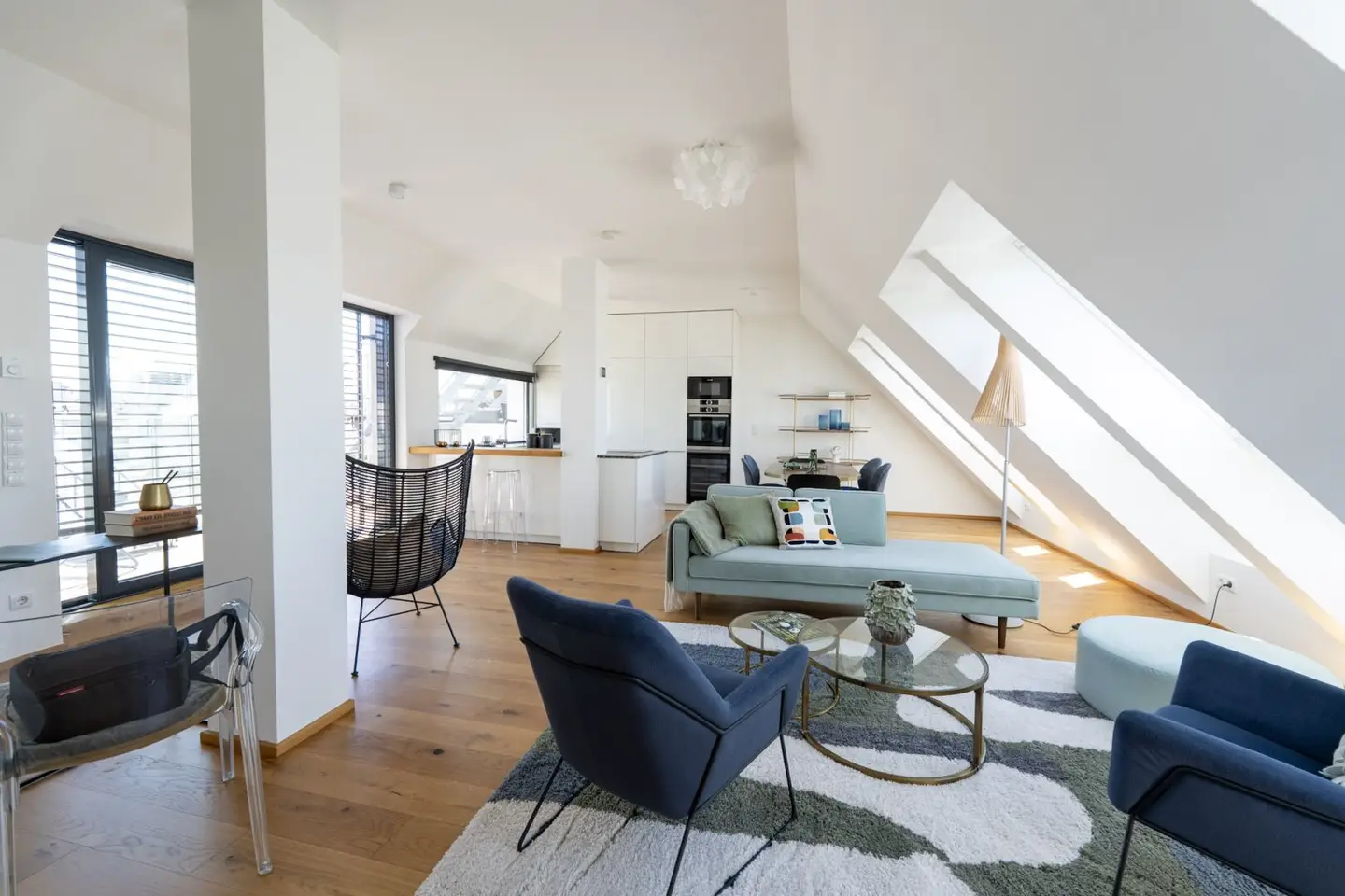 Luxuriöse Dachgeschoß-Maisonette mit 360° Grad Terrassenausblick im Servitenviertel