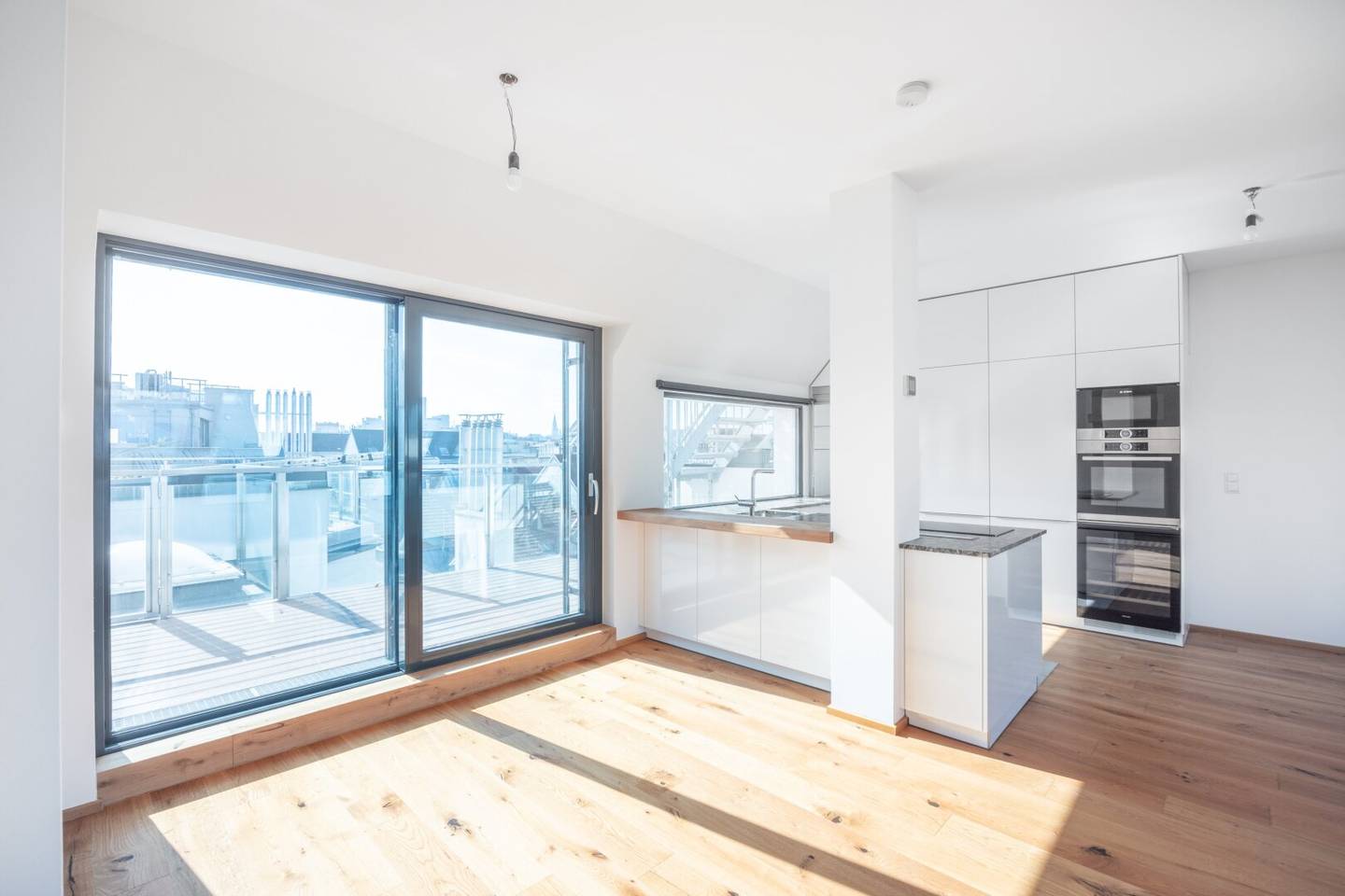 Luxuriöse Dachgeschoß-Maisonette mit 360° Grad Terrassenausblick im Servitenviertel
