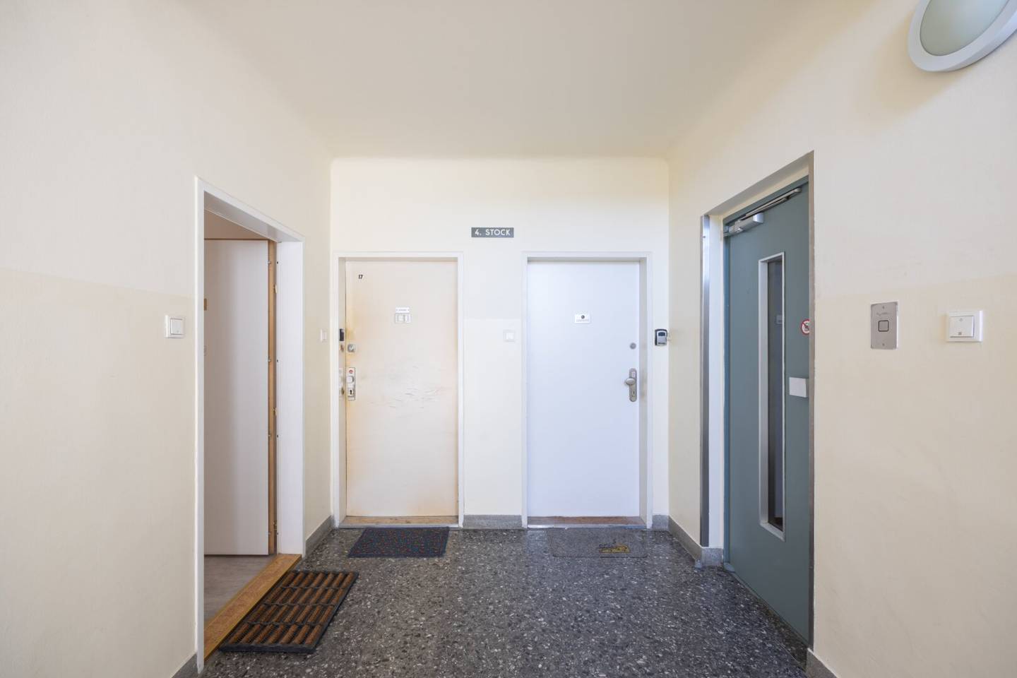 Ruhige hofseitige Zimmer-Küche-Kabinett Wohnung mit Aufzug in U-Bahn Nähe