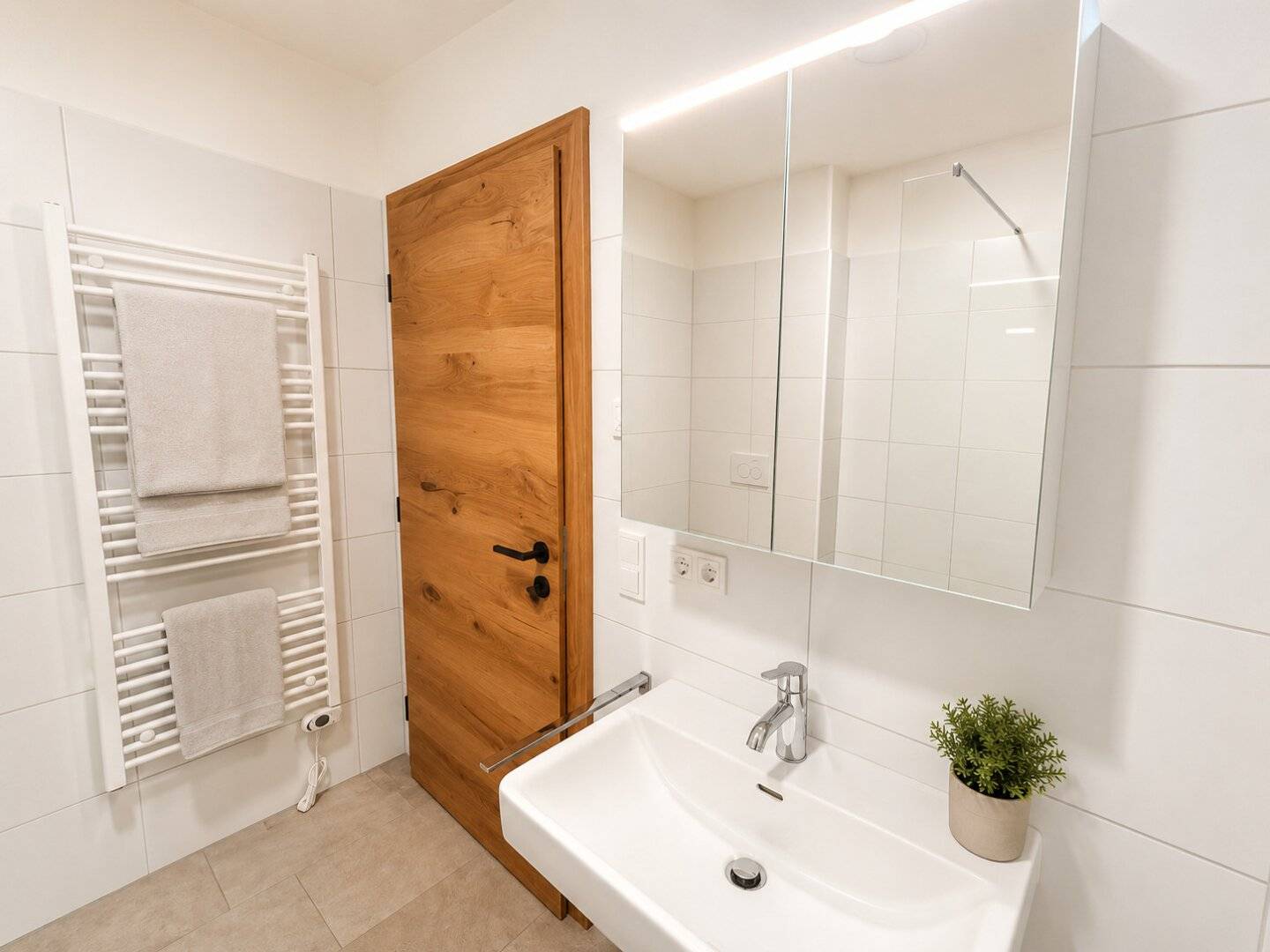 Edle 2-Zimmer Mietwohnung NEUBAU, Tischlerküche, Balkon (West)