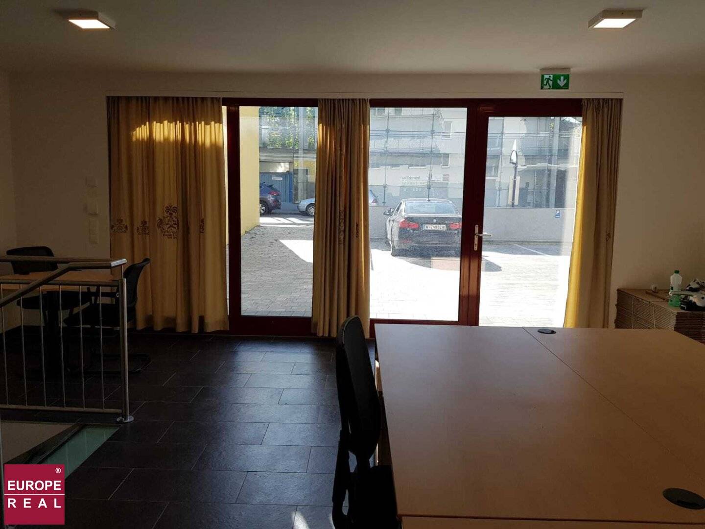 vielfältige Geschäftschancen; Bushaltestelle vor dem Geschäfslokal, Erd- und Untergeschoss