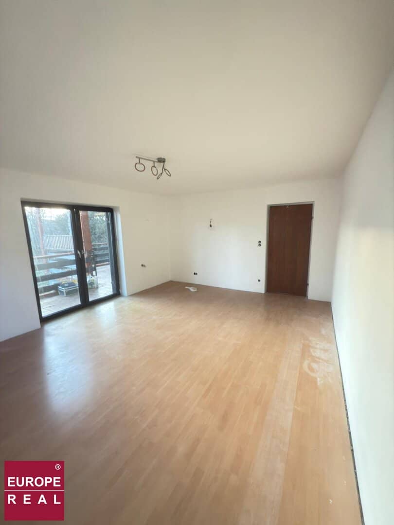 225 m² Zentrales Einfamilienhaus (115 m² Erdgeschoss + 110 m² Untergeschoss), 1.015 m² Grundstücksfläche, Kellergeschoss mit direktem Tageslicht