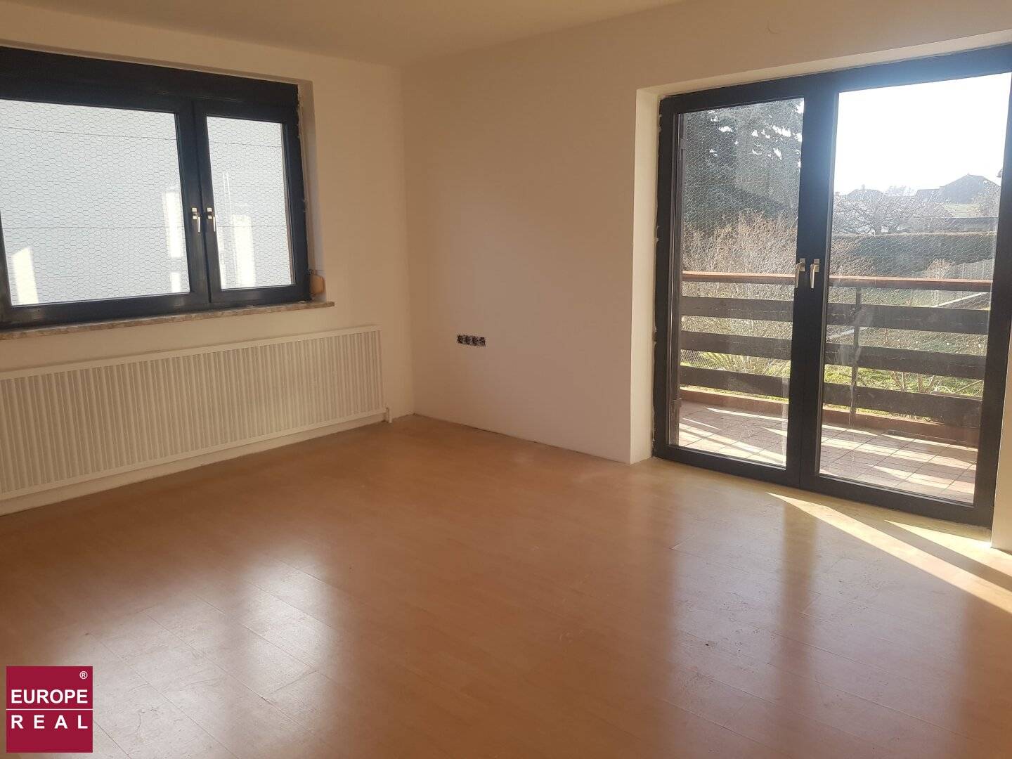 225 m² Zentrales Einfamilienhaus (115 m² Erdgeschoss + 110 m² Untergeschoss), 1.015 m² Grundstücksfläche, Kellergeschoss mit direktem Tageslicht