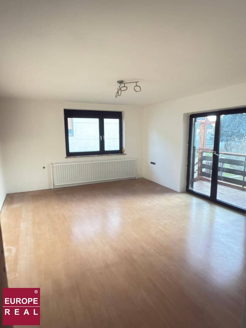 225 m² Zentrales Einfamilienhaus (115 m² Erdgeschoss + 110 m² Untergeschoss), 1.015 m² Grundstücksfläche, Kellergeschoss mit direktem Tageslicht